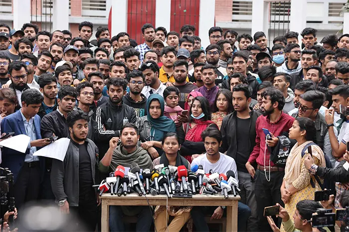 ৬ দফা দাবি পূরণে ৪ ঘণ্টা সময় বেঁধে দিলেন সাত কলেজের শিক্ষার্থীরা